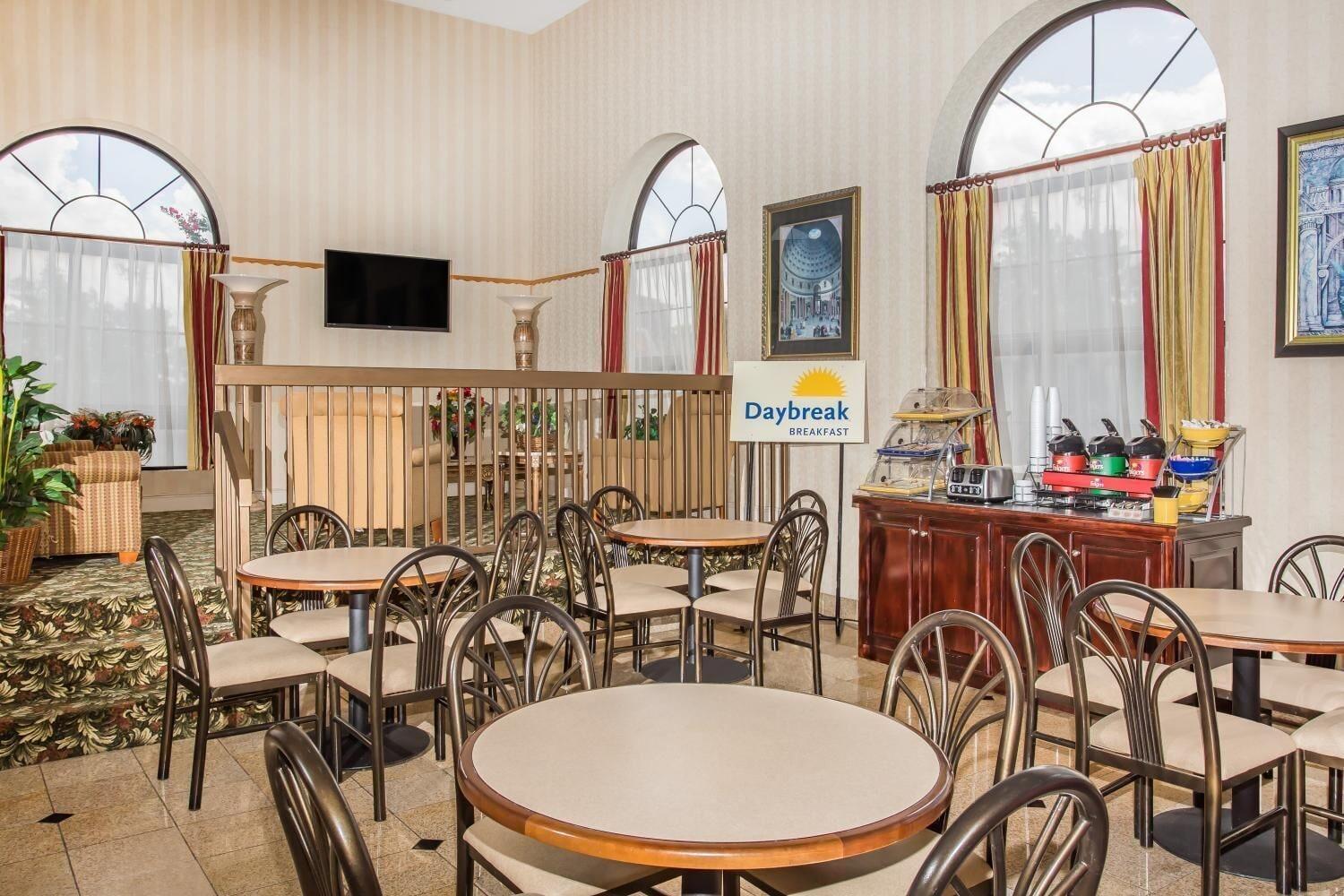 Days Inn & Suites By Wyndham Columbia Airport West Columbia Esterno foto